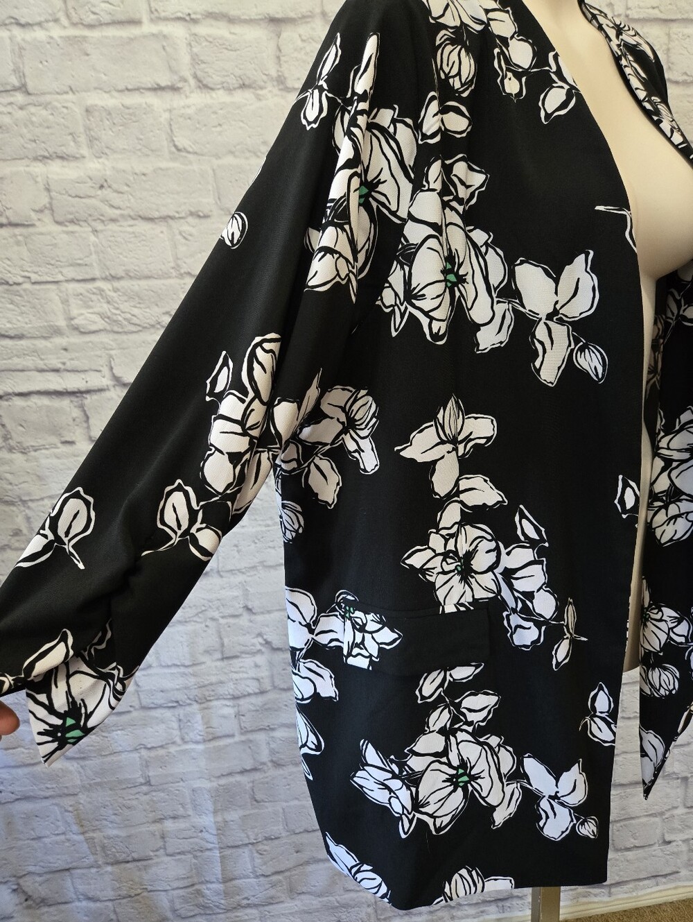 Penningtons Black & White Floral Open Front Cardigan Size 1X - Picture 4 of 8